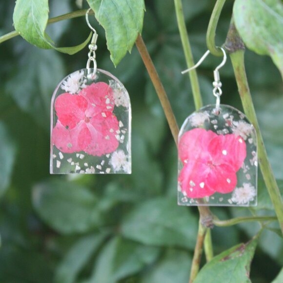 Hand Crafted Resin Earrings with Real Flowers & Embellishments of Gold - Picture 4 of 7